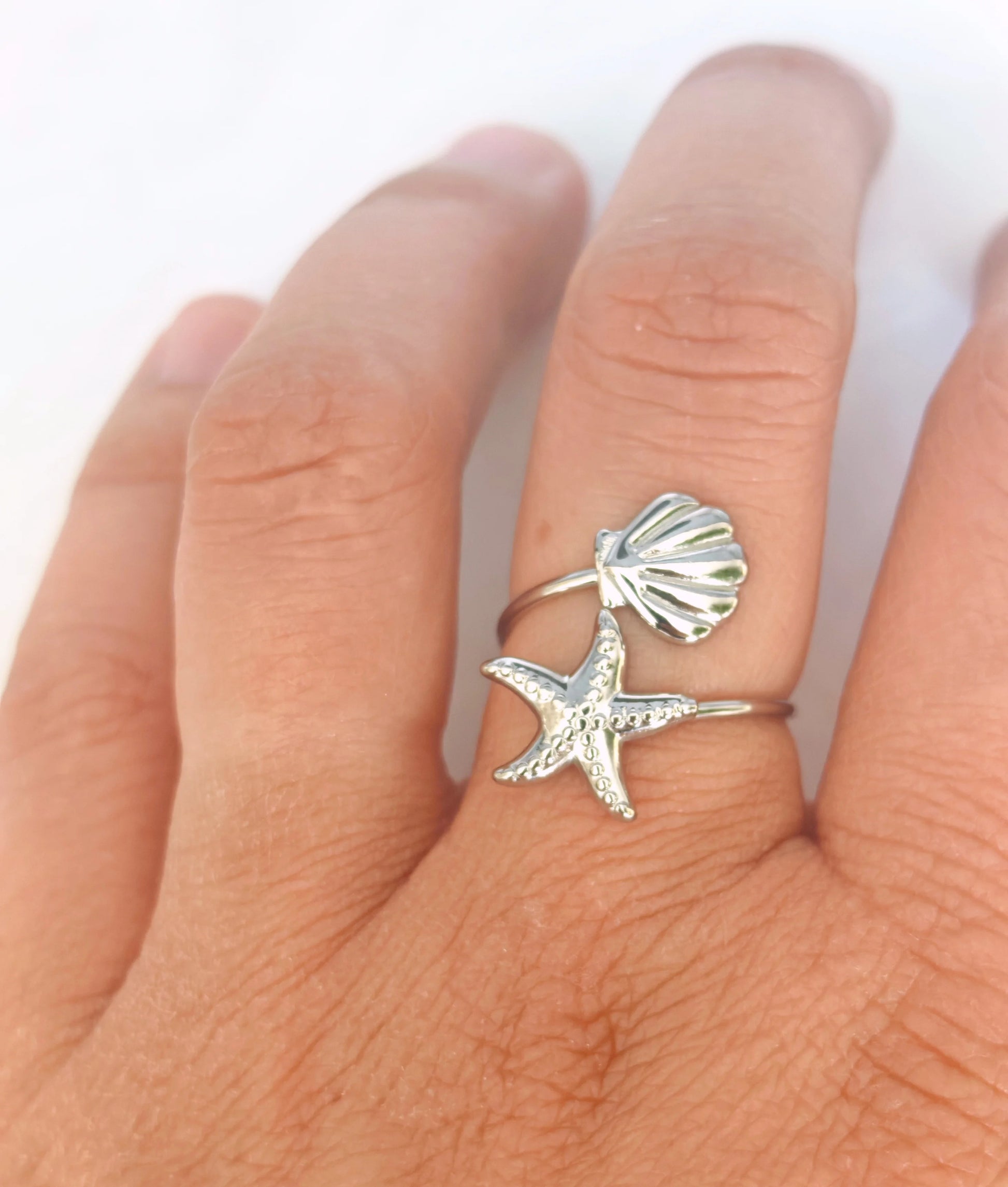 La bague Oceanne séduit par son style estival et tendance. Fabriquée en acier inoxydable de haute qualité, elle est waterproof, hypoallergénique et ne noircit pas, parfaite pour accompagner vos journées à la plage, vos soirées d’été ou votre quotidien.

Avec ses jolis motifs marins gravés, elle apporte une touche bohème et légère à votre look, que vous la portiez seule ou en accumulation avec d'autres bagues.