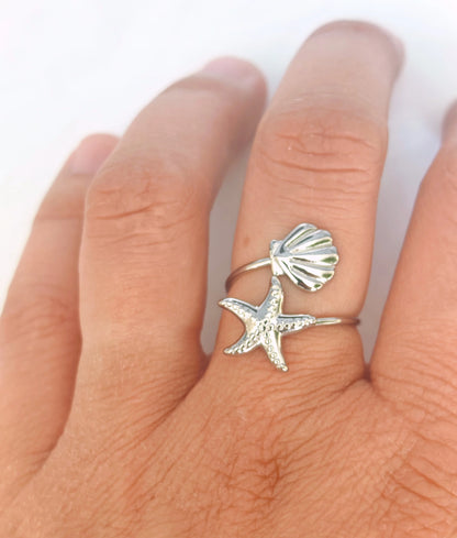 La bague Oceanne séduit par son style estival et tendance. Fabriquée en acier inoxydable de haute qualité, elle est waterproof, hypoallergénique et ne noircit pas, parfaite pour accompagner vos journées à la plage, vos soirées d’été ou votre quotidien.

Avec ses jolis motifs marins gravés, elle apporte une touche bohème et légère à votre look, que vous la portiez seule ou en accumulation avec d'autres bagues.