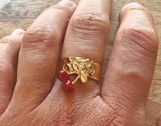 🍒 La touche fruitée qui habille vos mains

Fraîche, joyeuse, un brin rétro : une bague qui donne le sourire.

Craquez pour cette bague cerise réglable en acier inoxydable doré , aussi délicieuse qu'un fruit d'été. Son motif cerise émaillé rouge tient le regard avec tendresse et originalité, tout en restant chic et facile à porter au quotidien. Grâce à son design ajustable , elle convient à tous les doigts et s'adapte instantanément à votre main. Un bijou qui mêle charme, espionnage et solidité.