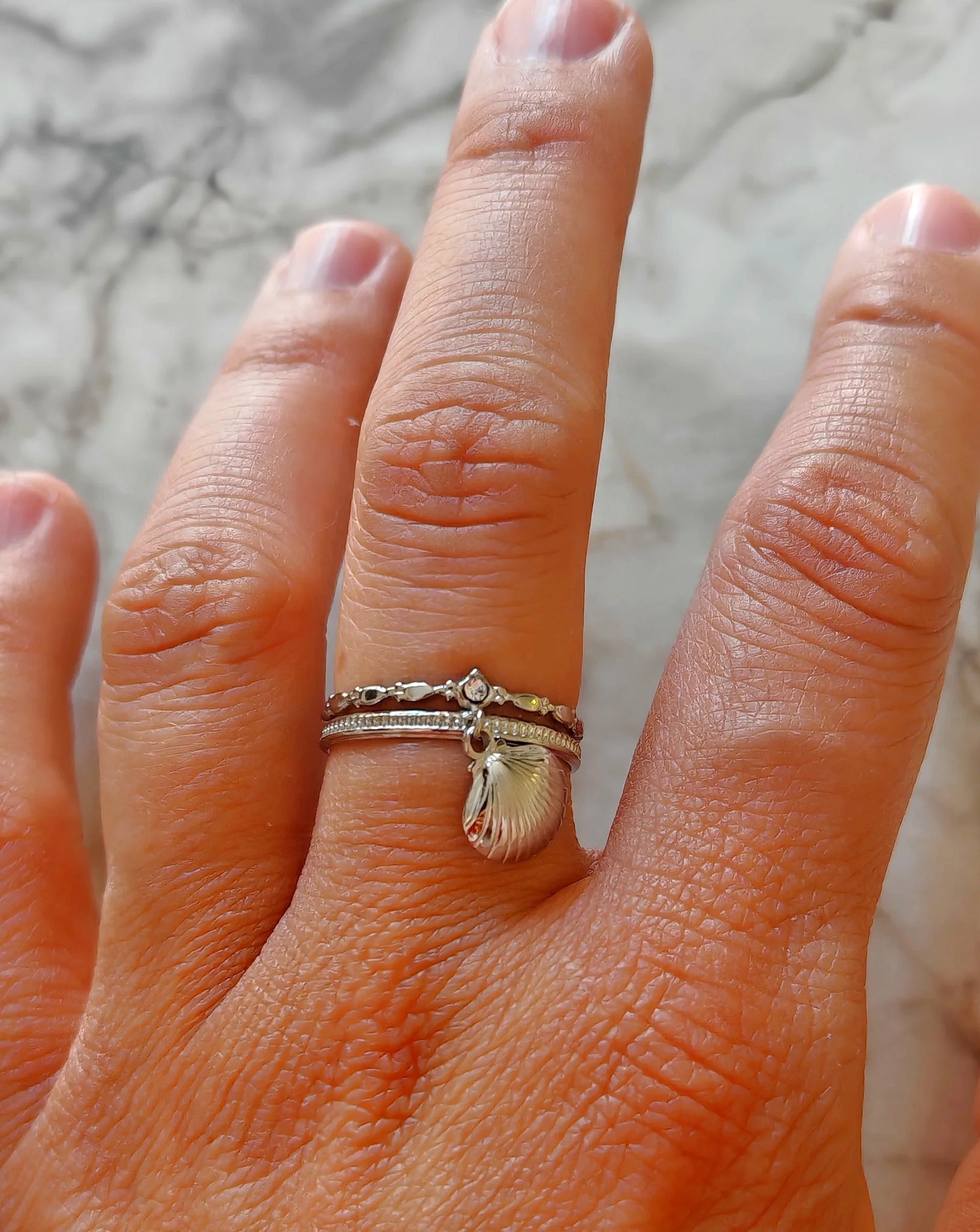 ne bague estivale aux pampilles coquillage et strass ✨
Embarquez pour un voyage au bord de mer avec notre bague coquillage à pampilles et strass, une pièce délicate et solaire qui capture toute la magie de l’été. Ses petites pampilles en forme de coquillage dansent au rythme de vos gestes, tandis que le strass scintillant capte la lumière pour une touche de brillance subtile.

Conçue en acier inoxydable, cette bague est waterproof, hypoallergénique et résistante à l’usure.