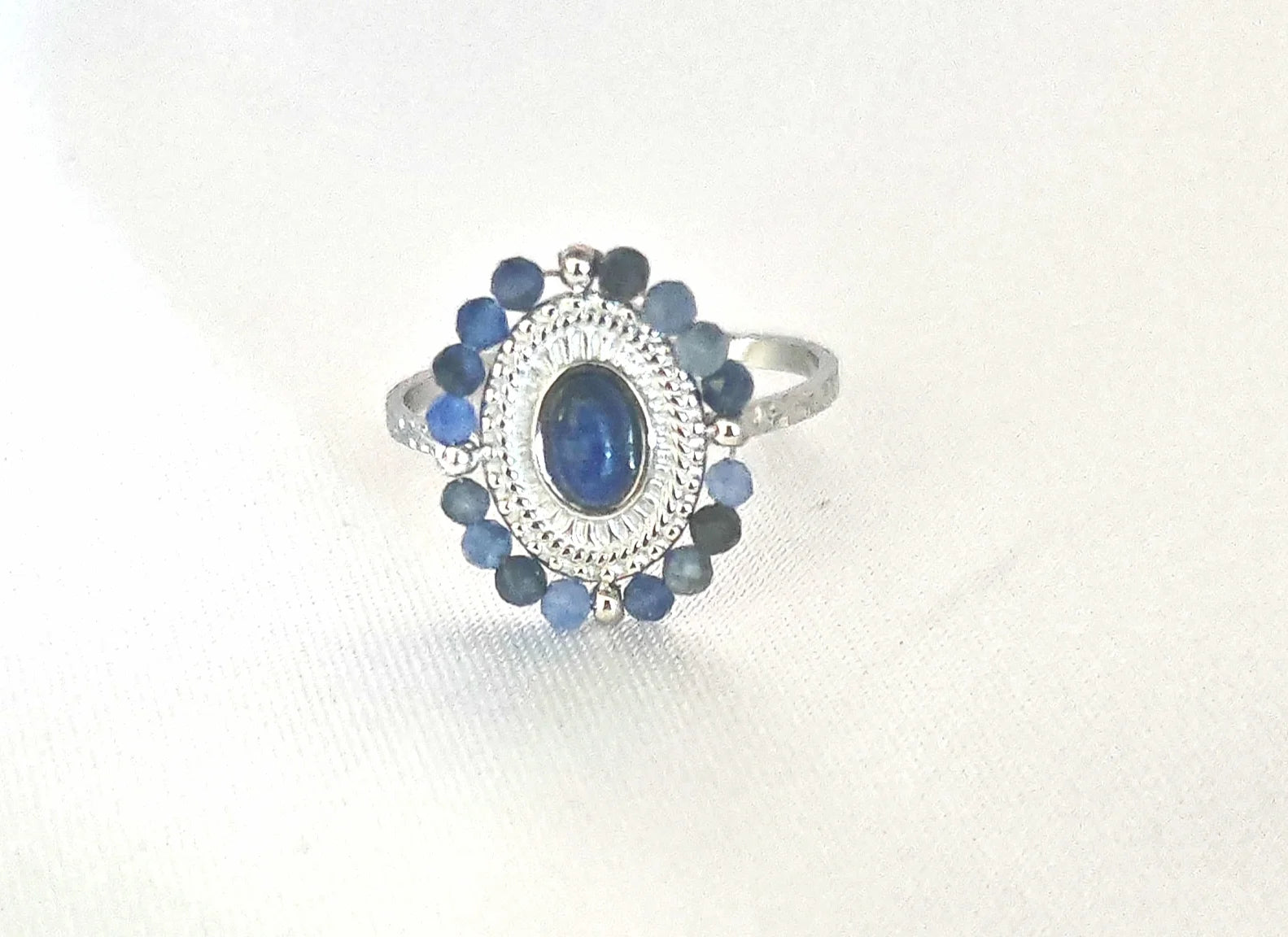  Raffinement et fraîcheur

Cette bague fine couleur argent est ornée de perles aux nuances bleues nacrées , subtilement disposées sur le haut de l'anneau. Leur éclat doux et changeant apporte une dimension à la fois poétique et moderne à ce bijou.

Conçue en acier inoxydable , elle est imperméable , hypoallergénique , et ne ternit pas avec le temps . Sa taille ajustable garantit un confort idéal, quelle que soit la morphologie