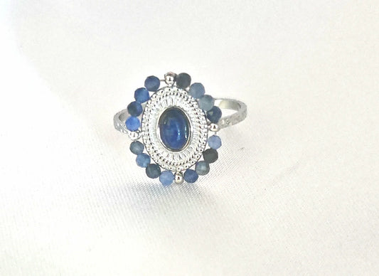  Raffinement et fraîcheur

Cette bague fine couleur argent est ornée de perles aux nuances bleues nacrées , subtilement disposées sur le haut de l'anneau. Leur éclat doux et changeant apporte une dimension à la fois poétique et moderne à ce bijou.

Conçue en acier inoxydable , elle est imperméable , hypoallergénique , et ne ternit pas avec le temps . Sa taille ajustable garantit un confort idéal, quelle que soit la morphologie