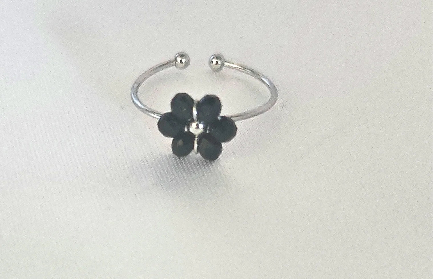 ✨ Un design féminin et raffiné

Cette bague couleur argent se distingue par une fleur délicatement formée de petites perles , qui lui confère un charme romantique et lumineux. Son anneau fin et sa brillance douce en font un bijou facile à porter au quotidien comme pour une occasion spéciale.

Réalisée en acier inoxydable argenté , elle est hypoallergénique , résistante à l'eau et ne noircit pas . Grâce à sa taille ajustable , elle s'adapte parfaitement à chaque doigt, sans compromis sur le confort.