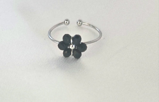 ✨ Un design féminin et raffiné

Cette bague couleur argent se distingue par une fleur délicatement formée de petites perles , qui lui confère un charme romantique et lumineux. Son anneau fin et sa brillance douce en font un bijou facile à porter au quotidien comme pour une occasion spéciale.

Réalisée en acier inoxydable argenté , elle est hypoallergénique , résistante à l'eau et ne noircit pas . Grâce à sa taille ajustable , elle s'adapte parfaitement à chaque doigt, sans compromis sur le confort.