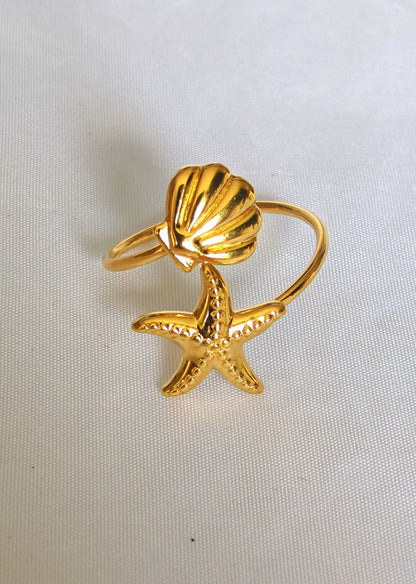 La bague Oceanne séduit par son style estival et tendance. Fabriquée en acier inoxydable de haute qualité, elle est waterproof, hypoallergénique et ne noircit pas, parfaite pour accompagner vos journées à la plage, vos soirées d’été ou votre quotidien.

Avec ses jolis motifs marins gravés, elle apporte une touche bohème et légère à votre look, que vous la portiez seule ou en accumulation avec d'autres bagues.