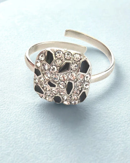 Brillez de mille feux avec cette bague argentée ornée de cristaux scintillants et de détails noirs contrastants. Son design moderne et raffiné apporte une touche d’élégance à toutes vos tenues, de jour comme de soirée.

✨ Les atouts de la bague

Bague ajustable, confortable et facile à porter

Cristaux brillants pour un éclat intense

Détails noirs contrastants pour un style graphique et tendance

Acier inoxydable argenté : ne noircit pas, résiste à l’eau et à l’usure

Convient à toutes les tailles grâce à 