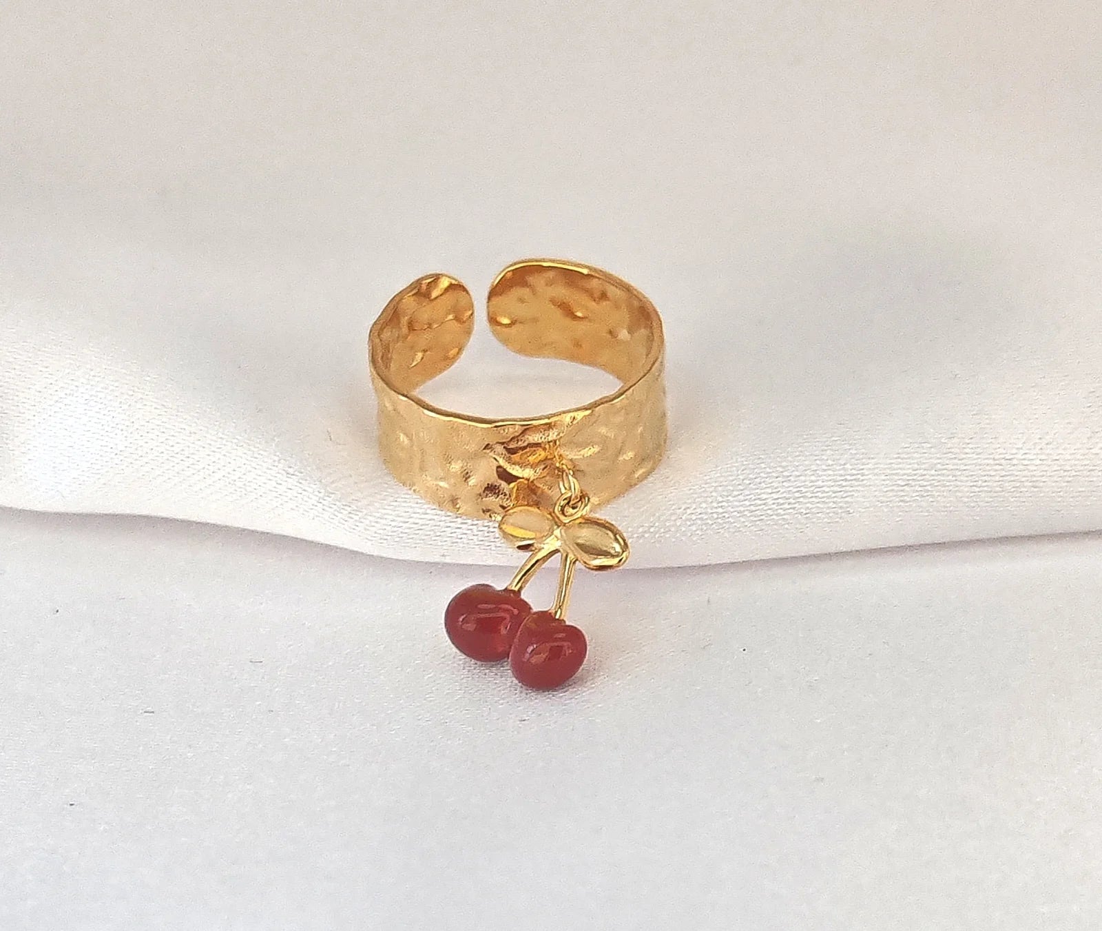 🍒 La touche fruitée qui habille vos mains
Fraîche, joyeuse, un brin rétro : une bague qui donne le sourire.

Craquez pour cette bague cerise réglable en acier inoxydable doré, aussi délicieuse qu’un fruit d’été. Son motif cerise émaillé rouge attire le regard avec tendresse et originalité, tout en restant chic et facile à porter au quotidien. Grâce à son design ajustable, elle convient à tous les doigts et s’adapte confortablement à votre main. Un bijou qui mêle charme, espièglerie et solidité.