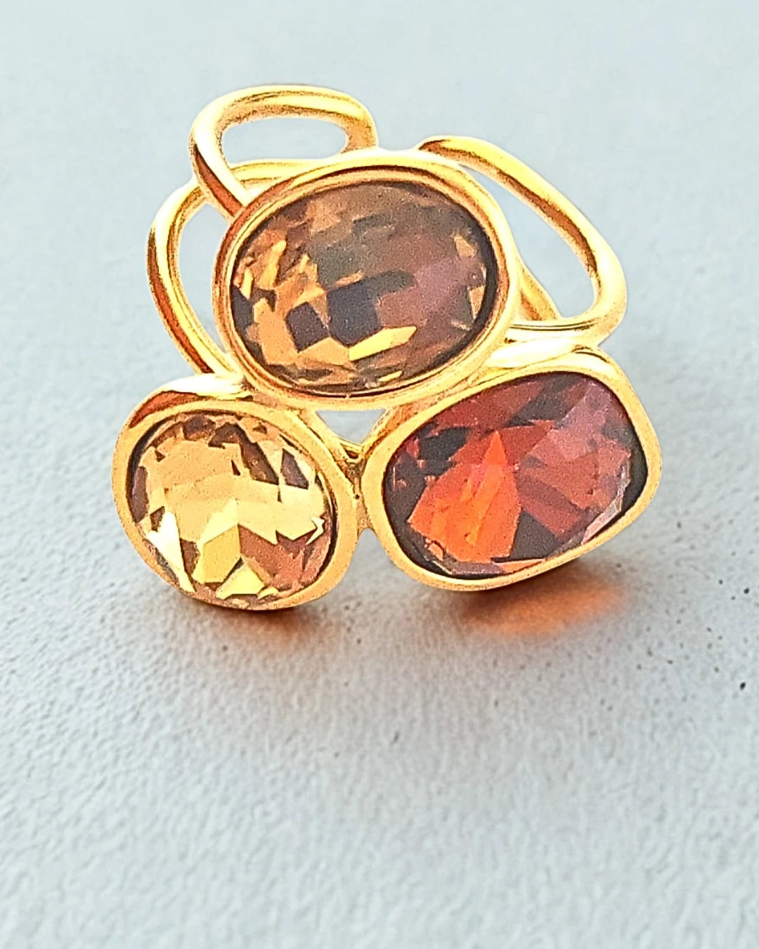 Rayonnez d’élégance avec cette bague dorée ornée de trois pierres facettées aux reflets chauds. Entre nuances ambrées, dorées et orangées, ce bijou capte la lumière à chaque mouvement et habille la main d’un éclat luxueux.

✨ Les atouts de la bague

Trois pierres facettées aux reflets lumineux (ambre, miel, corail)

Monture dorée moderne et sculpturale

Acier inoxydable doré : ne noircit pas, résiste à l’eau

Taille ajustable pour un confort parfait
