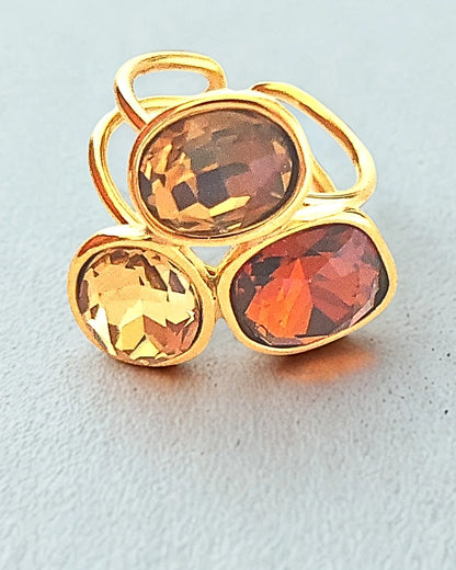 Rayonnez d’élégance avec cette bague dorée ornée de trois pierres facettées aux reflets chauds. Entre nuances ambrées, dorées et orangées, ce bijou capte la lumière à chaque mouvement et habille la main d’un éclat luxueux.

✨ Les atouts de la bague

Trois pierres facettées aux reflets lumineux (ambre, miel, corail)

Monture dorée moderne et sculpturale

Acier inoxydable doré : ne noircit pas, résiste à l’eau

Taille ajustable pour un confort parfait
