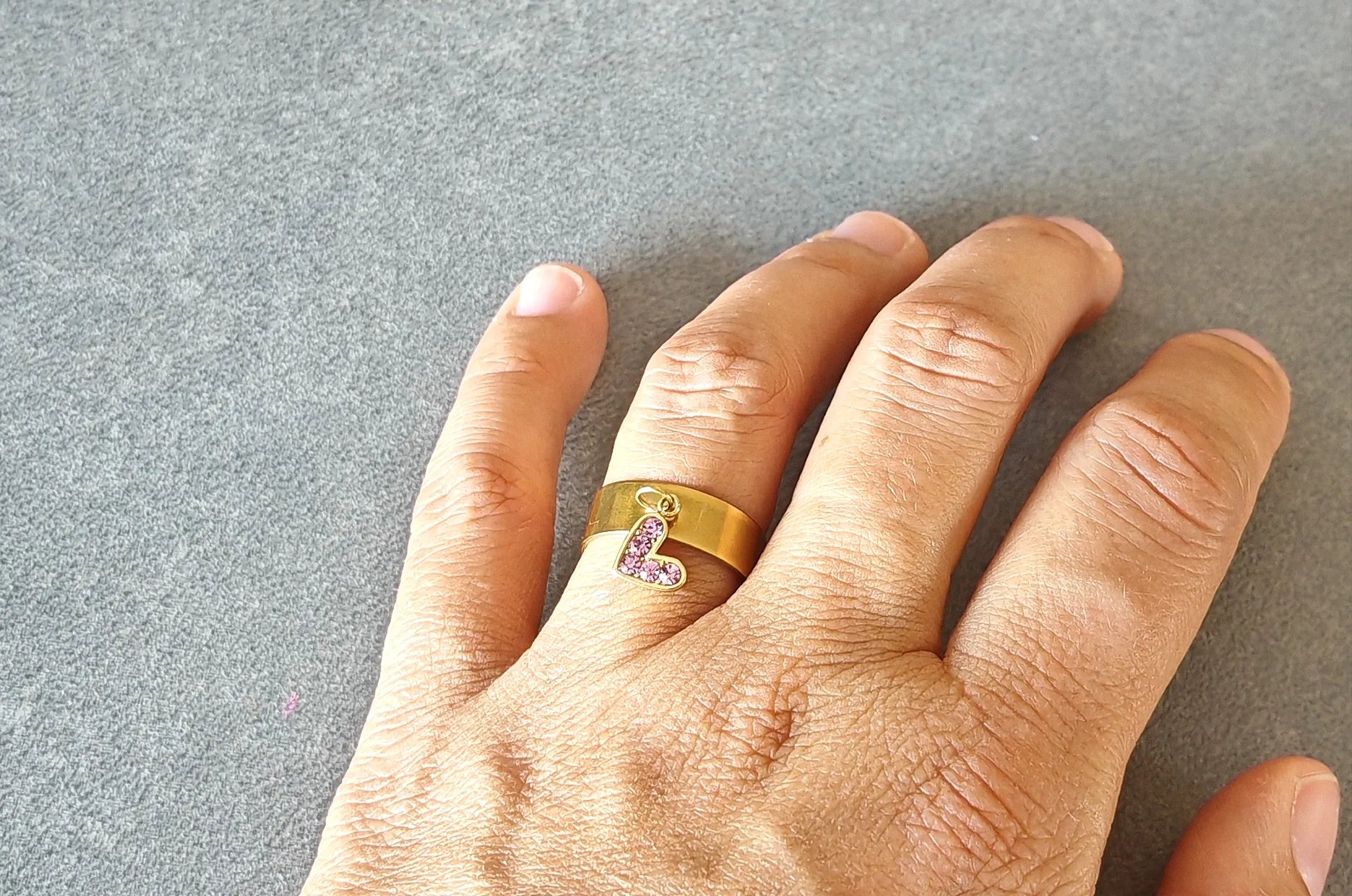Un bijou tout en douceur pour célébrer l’amour et la féminité. Cette bague dorée ajustable est sublimée par un pendentif en forme de cœur, orné de cristaux roses étincelants. Raffinée et lumineuse, elle reflète la tendresse et l’élégance à chaque geste.