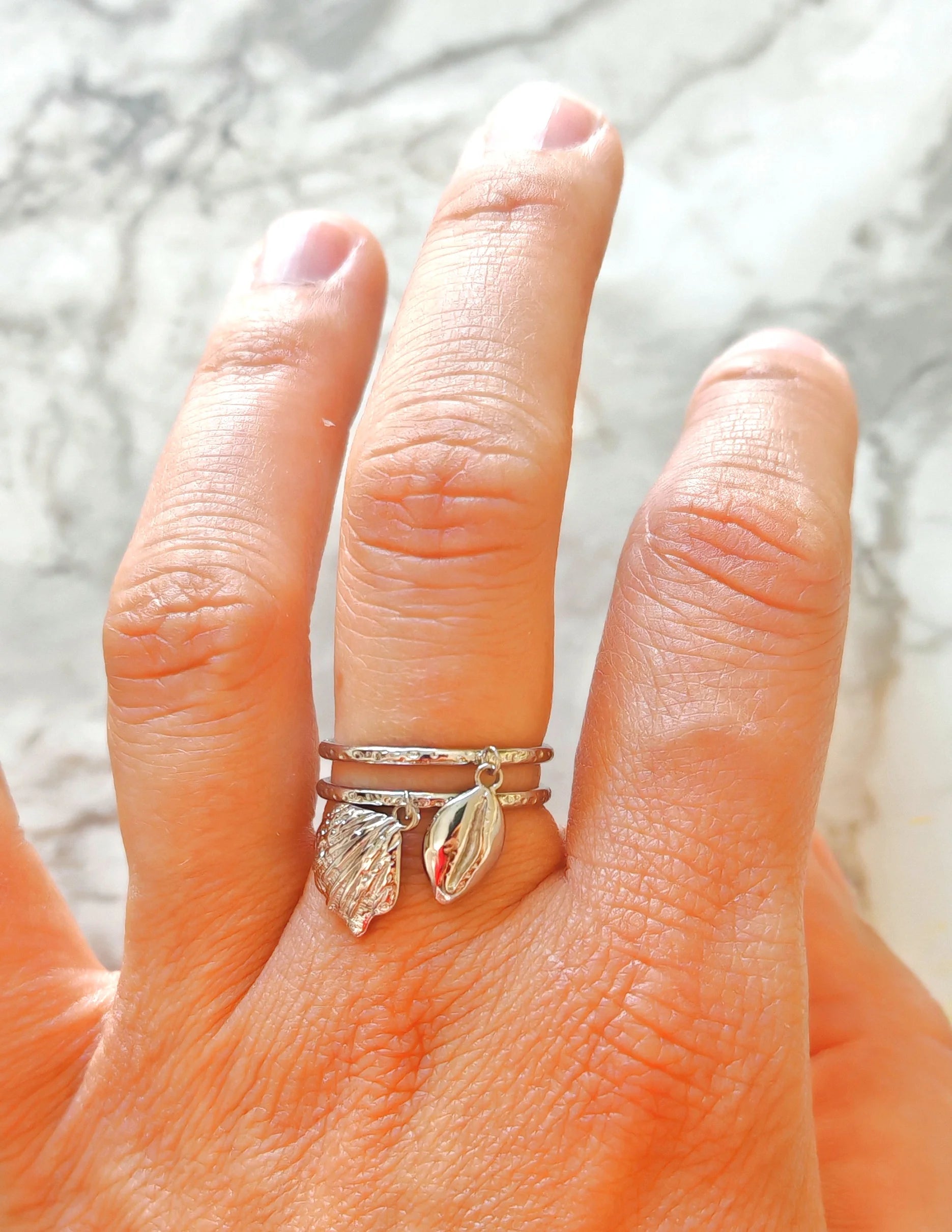 🐚 Un souffle d'évasion au creux de la main

Comme un trésor trouvé au bord de l'eau, cette bague vous murmure des rêves d'ailleurs…

Cette bague ajustable femme coquillage est une invitation au voyage. Avec son motif coquillage finement travaillé et sa structure en acier inoxydable , elle allie le style bohème et durabilité. Légère et ajustable, elle épouse délicatement la forme de votre doigt pour un confort absolu — sans compromis sur l'élégance.
