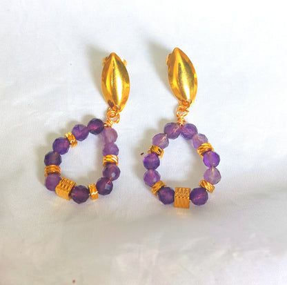 Les boucles Anne sont composées d’un anneau en acier inoxydable doré orné d’une perle imitation améthyste qui capte la lumière avec élégance. Parfaites pour accessoiriser une tenue de tous les jours ou pour sublimer un look plus habillé.

Grâce à leur fabrication en acier inoxydable, ces boucles sont waterproof, hypoallergéniques et ne noircissent pas, ce qui les rend idéales pour un port quotidien en toute confiance.