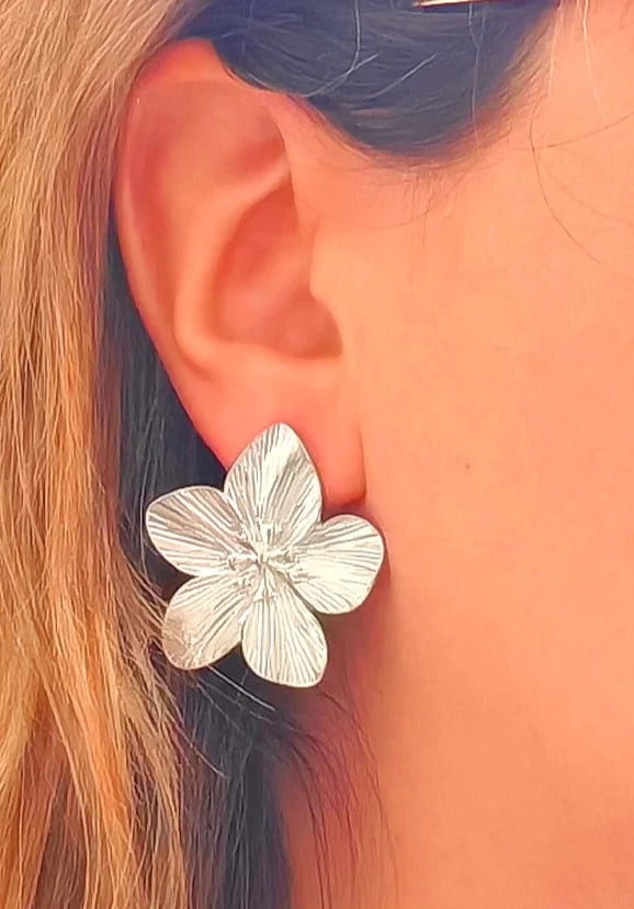 Inspirées des pétales de fleurs, les boucles Flora allient finesse et durabilité grâce à leur conception en acier inoxydable de qualité. Elles sont waterproof, ne noircissent pas et hypoallergéniques, parfaites pour un port quotidien sans compromis sur le confort ni la résistance.

Discrètes mais pleines de charme, elles sont idéales pour accessoiriser une tenue élégante, une robe bohème ou un look casual chic.