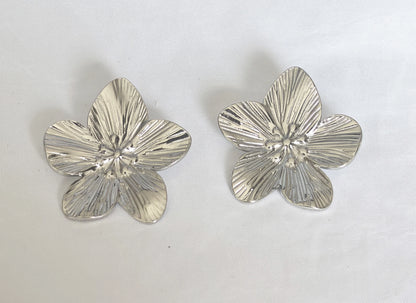 Inspirées des pétales de fleurs, les boucles Flora allient finesse et durabilité grâce à leur conception en acier inoxydable de qualité. Elles sont waterproof, ne noircissent pas et hypoallergéniques, parfaites pour un port quotidien sans compromis sur le confort ni la résistance.

Discrètes mais pleines de charme, elles sont idéales pour accessoiriser une tenue élégante, une robe bohème ou un look casual chic.