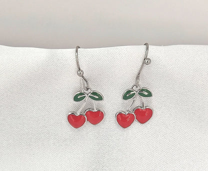 🍒 Un brin rétro, une touche pop, un bijou qui pétille

Des boucles d’oreilles qui ne passent pas inaperçues – fraîches, fruitées, féminines.

Ces boucles d’oreilles cerise pendantes sont la définition même du bijou ludique et stylé. Inspirées des années 60 avec une touche contemporaine, elles arborent deux jolies cerises rouges émaillées suspendues à de fines tiges dorées en acier inoxydable. Ultra légères et confortables, elles oscillent délicatement à chaque mouvement, ajoutant une note gourmande, audaci