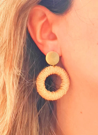 Avec leur structure en acier inoxydable et leur cercle habillé de détails façon paille tressée, les boucles Elisa offrent un look unique et texturé. Elles sont waterproof, hypoallergéniques et ne noircissent pas, vous garantissant un bijou qui vous accompagnera longtemps, au quotidien comme en vacances.

Leur format moyen les rend idéales pour sublimer un chignon bas, des cheveux détachés ou une coiffure estivale.