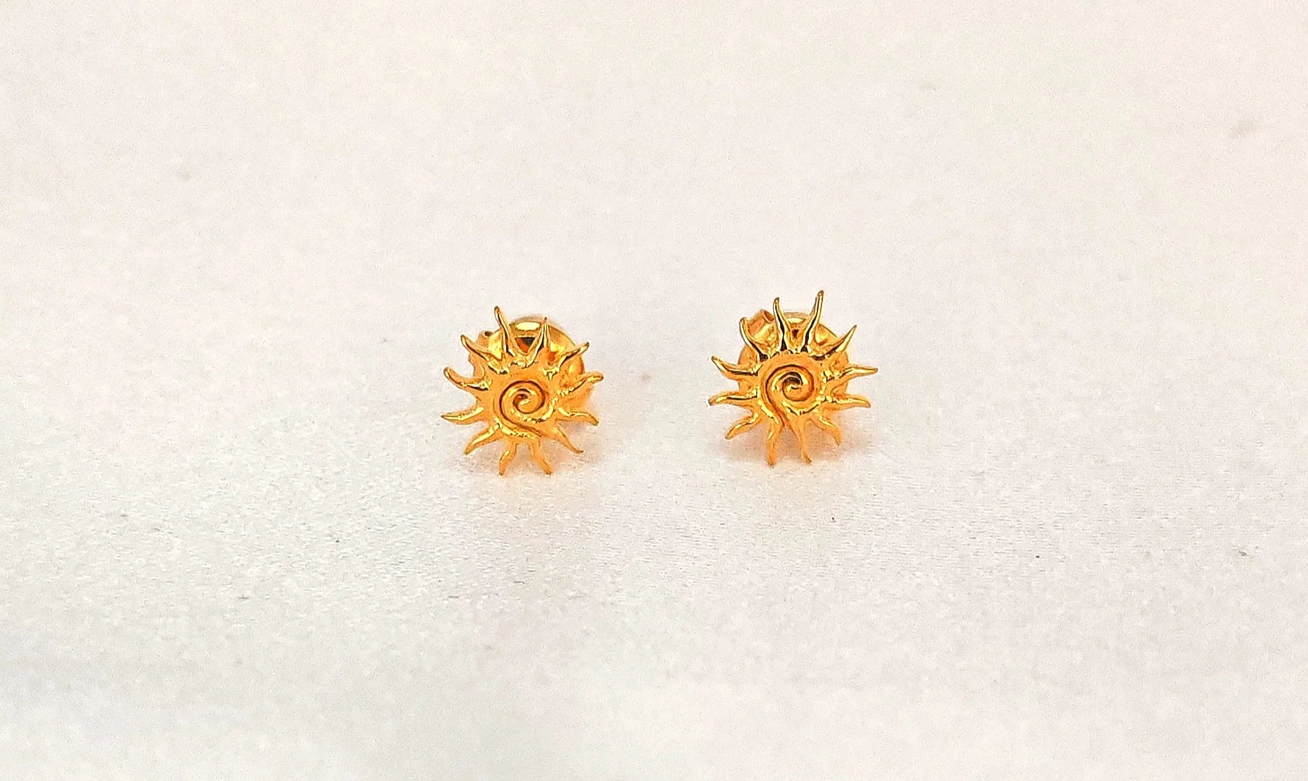 ☀️ Une touche solaire à fleur d’oreille
Lumineuses, chaleureuses et pleines d’énergie positive : des boucles qui font rayonner.

Ces boucles d’oreilles en forme de soleil, non pendantes, sont la promesse d’un éclat subtil et affirmé. Leur design solaire apporte chaleur et lumière à votre visage, tout en restant discrètes et confortables à porter. Confectionnées en acier inoxydable, elles résistent à l’eau, ne ternissent pas, et conviennent aux peaux les plus sensibles. Le choix parfait pour illuminer vos jo