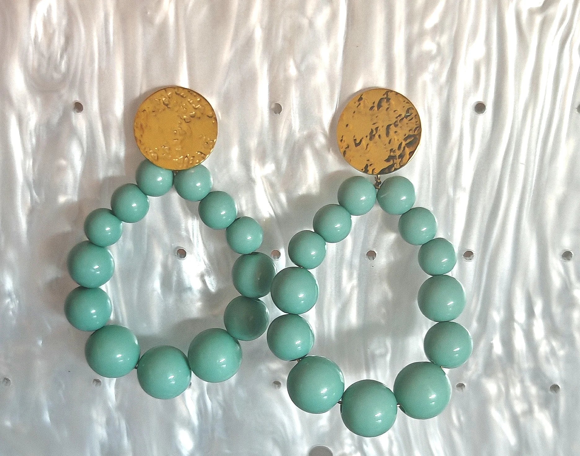 Un design finement travaillé

Chaque paire de boucles d'oreilles Camille associe la modernité de l'acier inoxydable à la douceur intemporelle de perles délicates . Leur forme épurée les rend faciles à porter avec tous les styles : décontracté, professionnel ou habillé.

Leur acier inoxydable les rend résistantes à l'eau , hypoallergéniques et durables dans le temps . Légères, elles offrent un port confortable tout au long de la journée.
