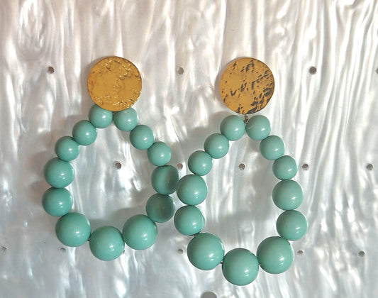 Un design finement travaillé

Chaque paire de boucles d'oreilles Camille associe la modernité de l'acier inoxydable à la douceur intemporelle de perles délicates . Leur forme épurée les rend faciles à porter avec tous les styles : décontracté, professionnel ou habillé.

Leur acier inoxydable les rend résistantes à l'eau , hypoallergéniques et durables dans le temps . Légères, elles offrent un port confortable tout au long de la journée.