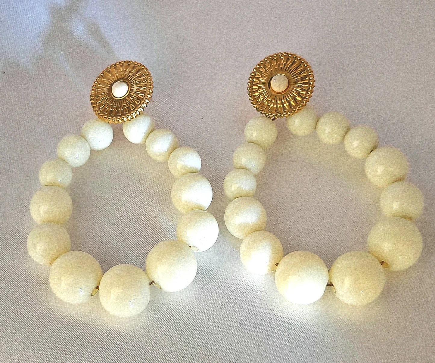 Un design finement travaillé

Chaque paire de boucles d'oreilles Camille associe la modernité de l'acier inoxydable à la douceur intemporelle de perles délicates . Leur forme épurée les rend faciles à porter avec tous les styles : décontracté, professionnel ou habillé.

Leur acier inoxydable les rend résistantes à l'eau , hypoallergéniques et durables dans le temps . Légères, elles offrent un port confortable tout au long de la journée.