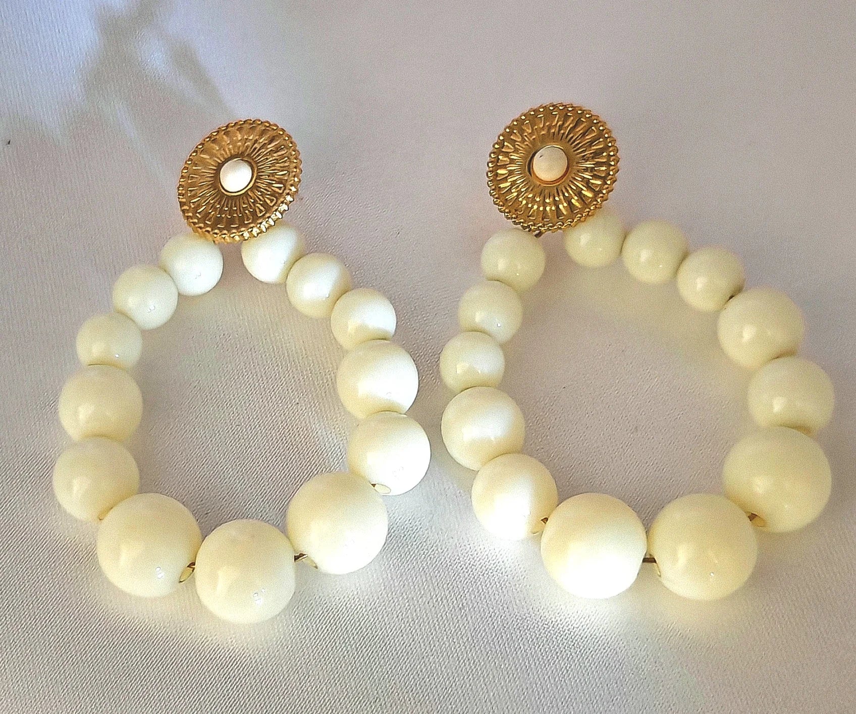 Un design finement travaillé

Chaque paire de boucles d'oreilles Camille associe la modernité de l'acier inoxydable à la douceur intemporelle de perles délicates . Leur forme épurée les rend faciles à porter avec tous les styles : décontracté, professionnel ou habillé.

Leur acier inoxydable les rend résistantes à l'eau , hypoallergéniques et durables dans le temps . Légères, elles offrent un port confortable tout au long de la journée.