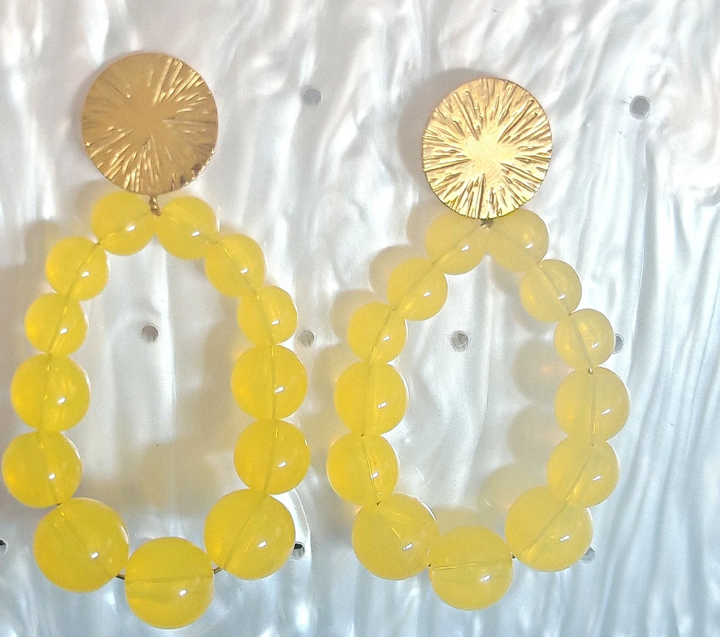 Un design finement travaillé

Chaque paire de boucles d'oreilles Camille associe la modernité de l'acier inoxydable à la douceur intemporelle de perles délicates . Leur forme épurée les rend faciles à porter avec tous les styles : décontracté, professionnel ou habillé.

Leur acier inoxydable les rend résistantes à l'eau , hypoallergéniques et durables dans le temps . Légères, elles offrent un port confortable tout au long de la journée.