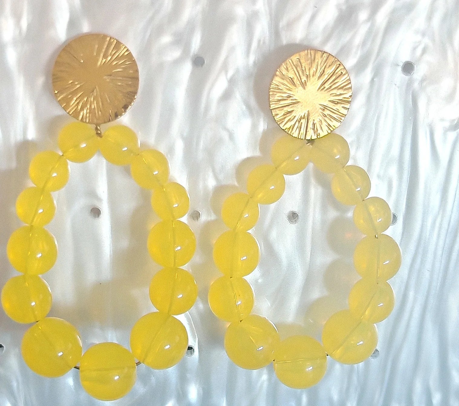 Un design finement travaillé

Chaque paire de boucles d'oreilles Camille associe la modernité de l'acier inoxydable à la douceur intemporelle de perles délicates . Leur forme épurée les rend faciles à porter avec tous les styles : décontracté, professionnel ou habillé.

Leur acier inoxydable les rend résistantes à l'eau , hypoallergéniques et durables dans le temps . Légères, elles offrent un port confortable tout au long de la journée.