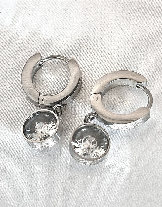 💫 L’intemporel réinventé
Avec leur forme classique de dormeuse, ces boucles d’oreilles offrent un maintien sûr et une ligne épurée qui s’adapte à tous les styles. Fabriquées en acier inoxydable, elles résistent à l’eau, ne noircissent pas et conviennent parfaitement aux peaux sensibles.

Leur éclat doux les rend idéales pour une touche de lumière discrète. Elles se portent aussi bien seules pour un effet minimaliste, qu’en accumulation avec d’autres boucles si vous avez plusieurs piercings.