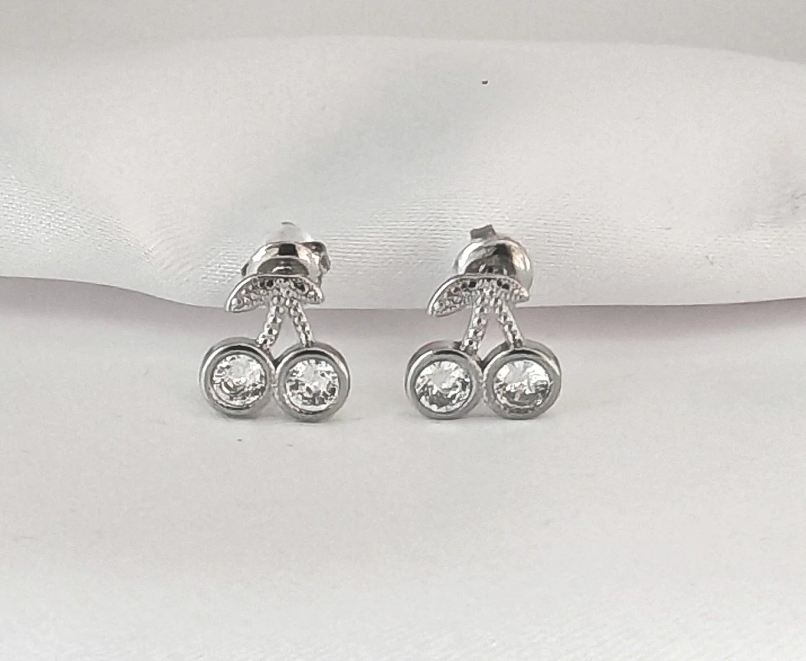Apportez une touche de fraîcheur et de gourmandise à votre style avec ces boucles d’oreilles cerises en acier inoxydable non pendantes. Ces petites merveilles évoquent la douceur des beaux jours et l’esprit espiègle de l’été, parfaites pour égayer votre quotidien avec une note colorée et pleine de charme. Leur design compact et délicat, allié à la qualité inoxydable, garantit une tenue impeccable et un éclat durable. Ces boucles d’oreilles sont également hypoallergéniques, idéales pour les peaux sensibles q