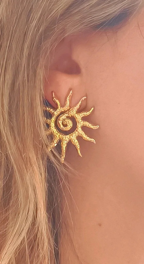 Les boucles Helios se distinguent par leur forme éclatante, inspirée des rayons du soleil. Fabriquées en acier inoxydable de haute qualité, elles sont waterproof, ne noircissent pas et résistent à la vie quotidienne sans perdre leur éclat.

Que vous les portiez seules pour un look chic minimaliste ou en accumulation avec d’autres bijoux, elles illumineront instantanément votre visage.
