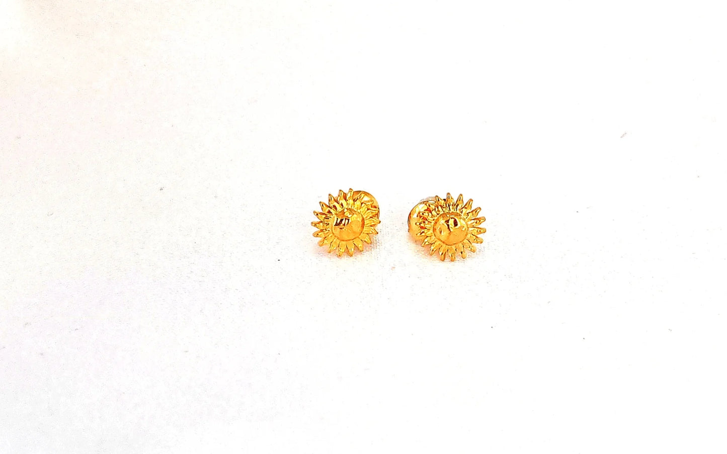 🌼 Fraîches, douces, lumineuses
Un souffle de nature et de légèreté à fleur d’oreille.

Ces boucles d’oreilles marguerite sont l’incarnation parfaite de la simplicité florale et de la tendresse. Avec leur design délicat en forme de fleur, elles ajoutent une touche de fraîcheur et de poésie à votre look. Fabriquées en acier inoxydable, elles sont pensées pour durer : waterproof, hypoallergéniques et sans entretien, elles vous accompagnent au quotidien avec élégance et douceur.