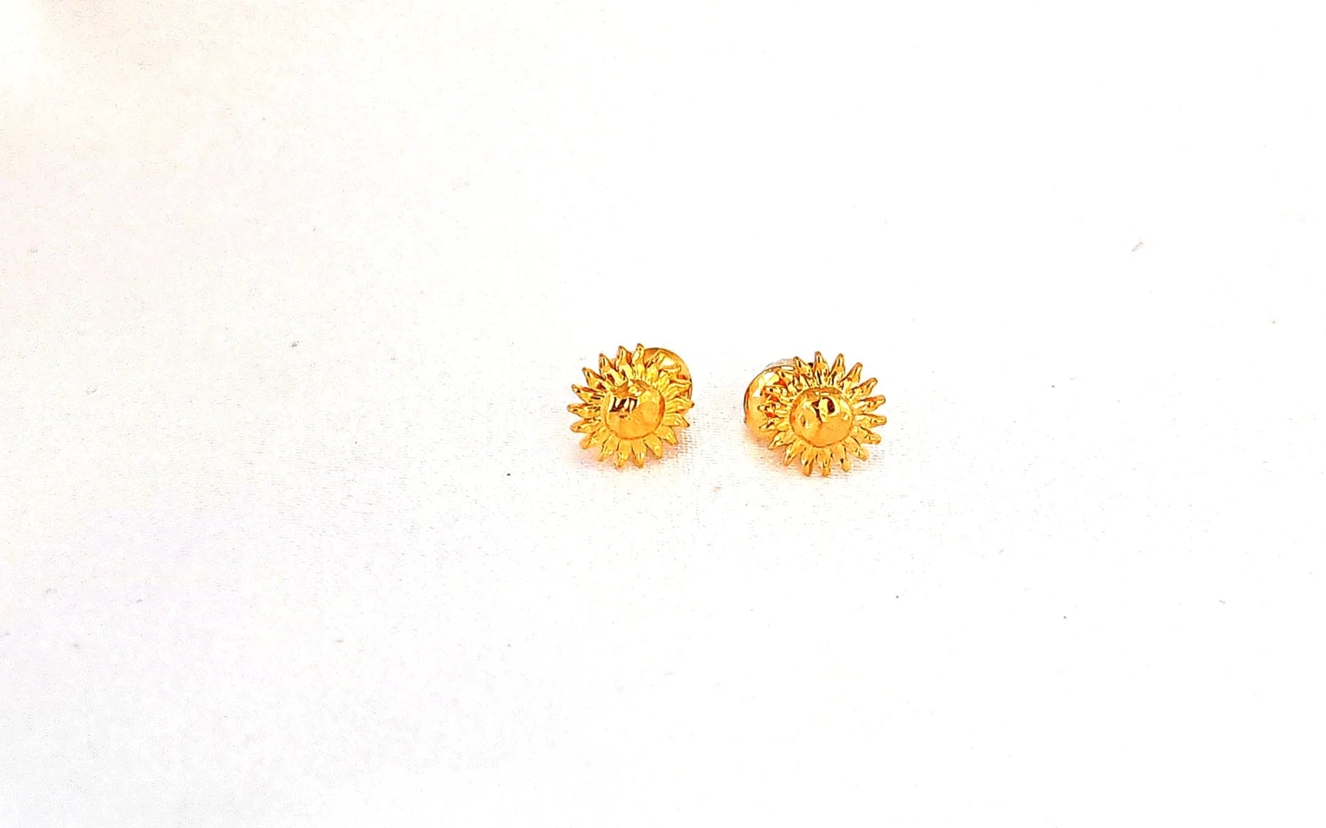 🌼 Fraîches, douces, lumineuses
Un souffle de nature et de légèreté à fleur d’oreille.

Ces boucles d’oreilles marguerite sont l’incarnation parfaite de la simplicité florale et de la tendresse. Avec leur design délicat en forme de fleur, elles ajoutent une touche de fraîcheur et de poésie à votre look. Fabriquées en acier inoxydable, elles sont pensées pour durer : waterproof, hypoallergéniques et sans entretien, elles vous accompagnent au quotidien avec élégance et douceur.