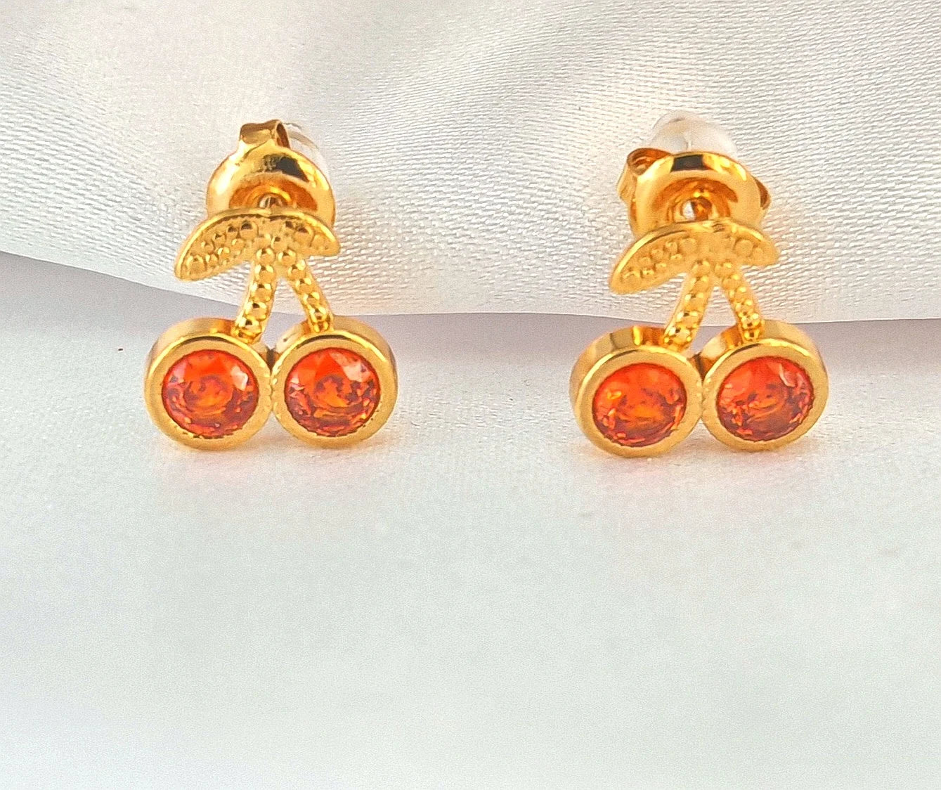 Apportez une touche de fraîcheur et de gourmandise à votre style avec ces boucles d’oreilles cerises en acier inoxydable non pendantes. Ces petites merveilles évoquent la douceur des beaux jours et l’esprit espiègle de l’été, parfaites pour égayer votre quotidien avec une note colorée et pleine de charme. Leur design compact et délicat, allié à la qualité inoxydable, garantit une tenue impeccable et un éclat durable. Ces boucles d’oreilles sont également hypoallergéniques, idéales pour les peaux sensibles q