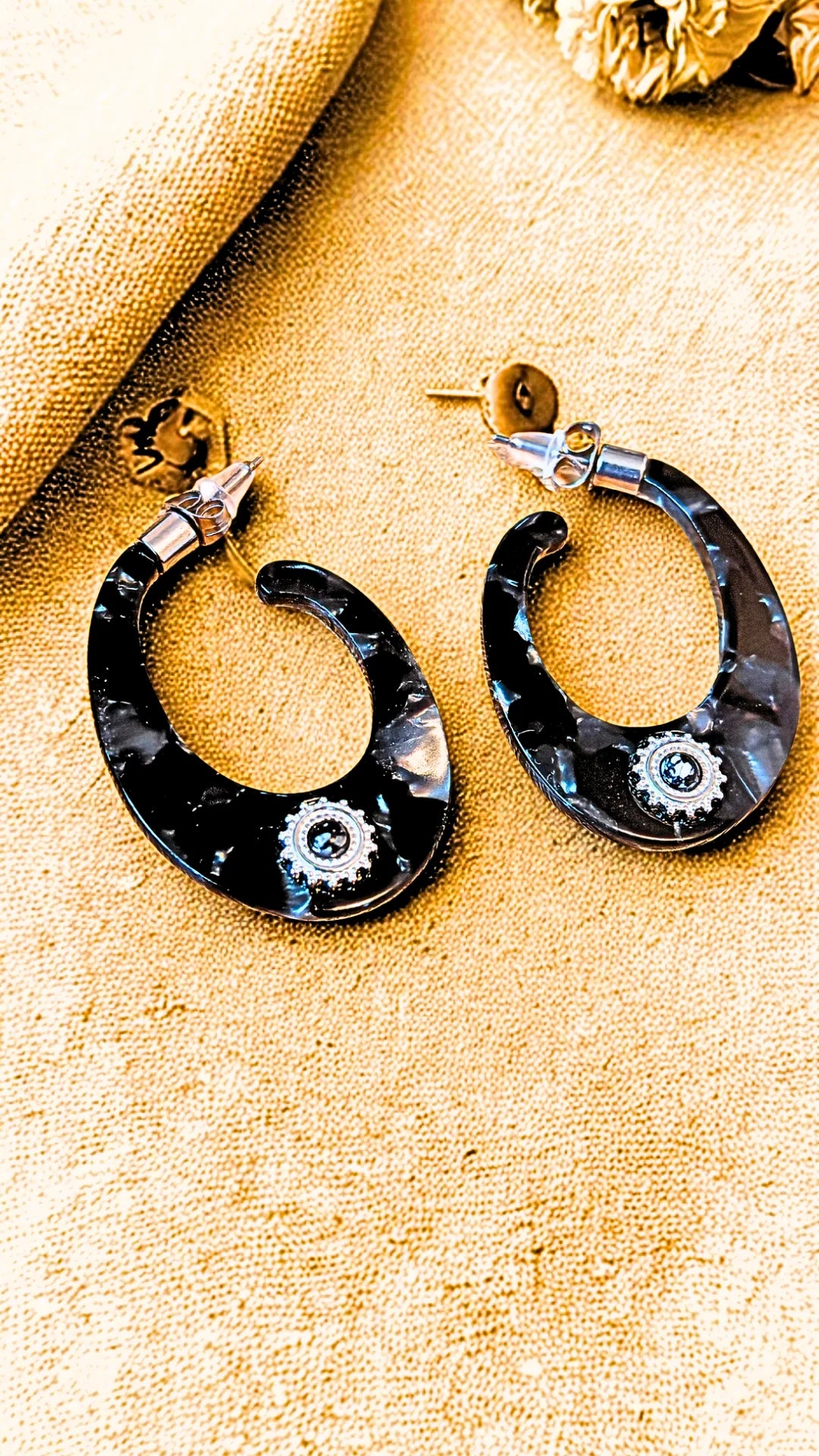 Boucles d'oreilles en forme de goutte noire en acier inoxydable. Élégantes, légères et résistantes, idéales pour un style tendance et audacieux.