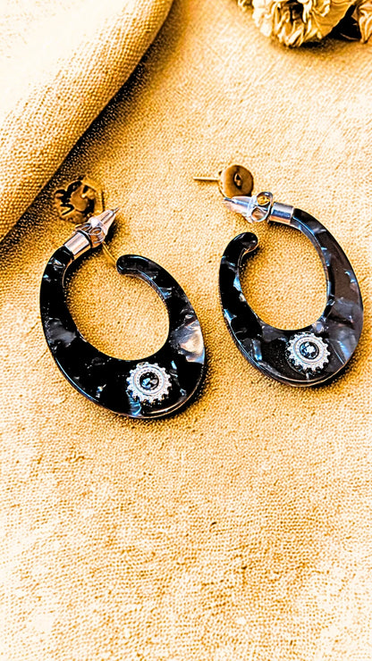 Boucles d'oreilles en forme de goutte noire en acier inoxydable. Élégantes, légères et résistantes, idéales pour un style tendance et audacieux.