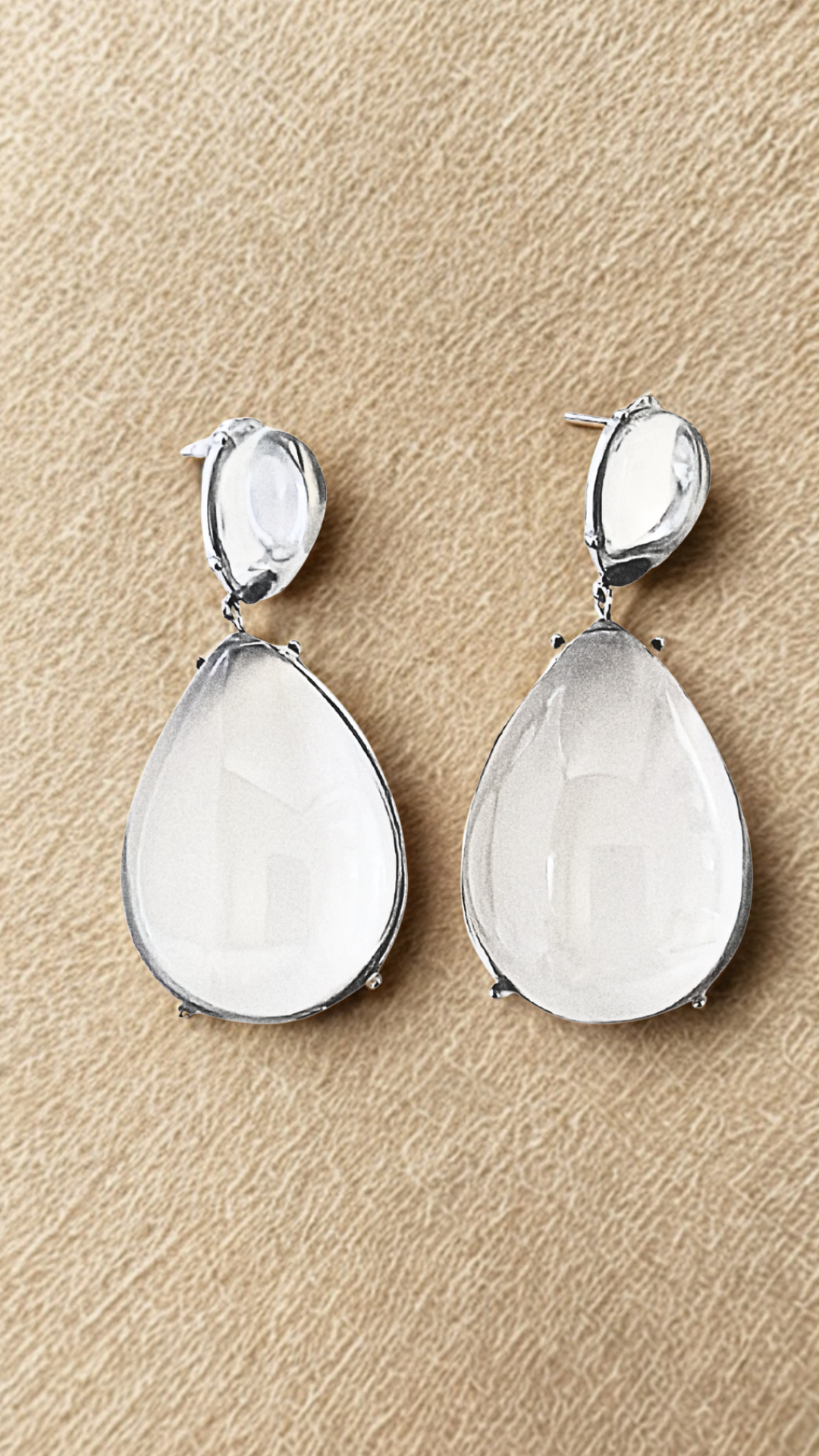 Boucles d'oreilles pendantes en forme de goutte en acier inoxydable argenté. Élégantes, résistantes à l'eau et hypoallergéniques, parfaites pour un look chic.