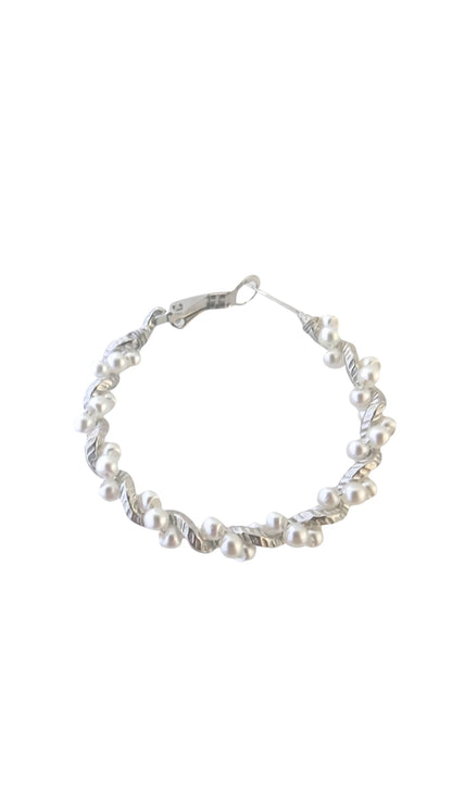 Créoles élégantes en acier inoxydable argenté décorées de perles blanches. Tendance, résistantes à l’eau et hypoallergéniques, idéales pour sublimer vos looks.