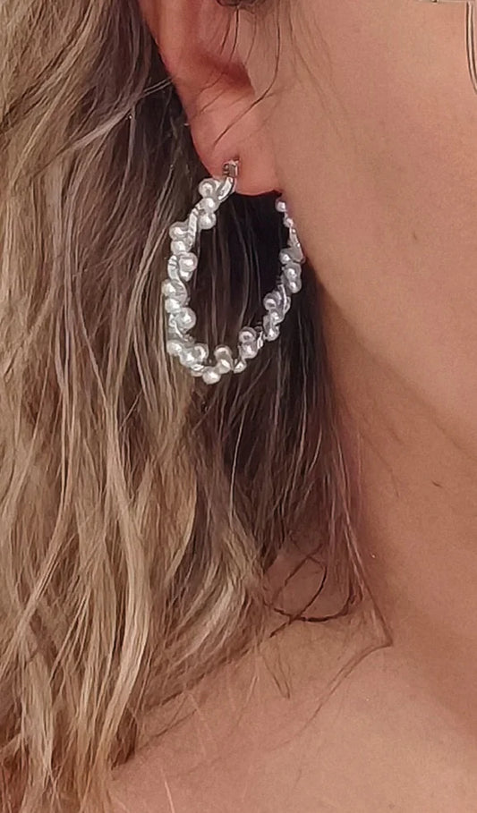 Créoles élégantes en acier inoxydable argenté décorées de perles blanches. Tendance, résistantes à l’eau et hypoallergéniques, idéales pour sublimer vos looks.