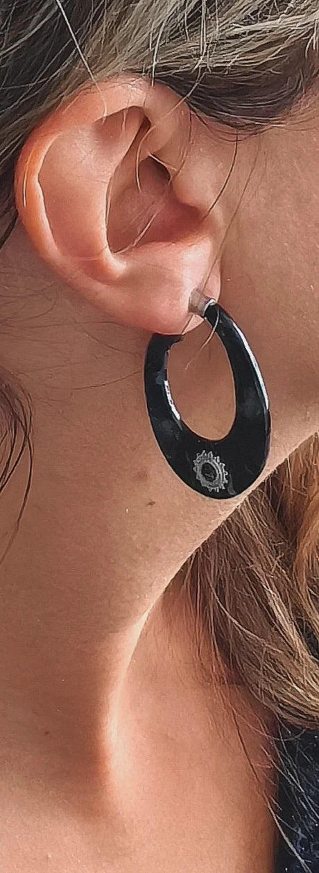 oucles d’oreilles en forme de goutte noire en acier inoxydable. Élégantes, légères et résistantes, idéales pour un style tendance et audacieux.