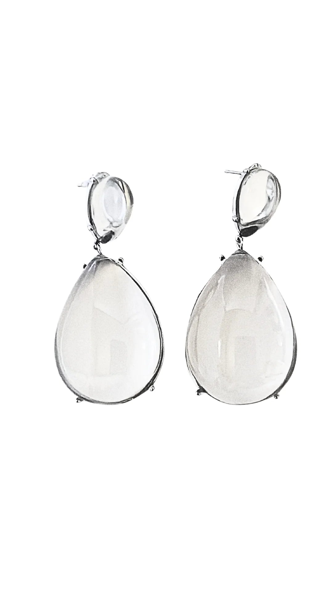 Boucles d’oreilles pendantes en forme de goutte en acier inoxydable argenté. Élégantes, résistantes à l’eau et hypoallergéniques, parfaites pour un look chic.