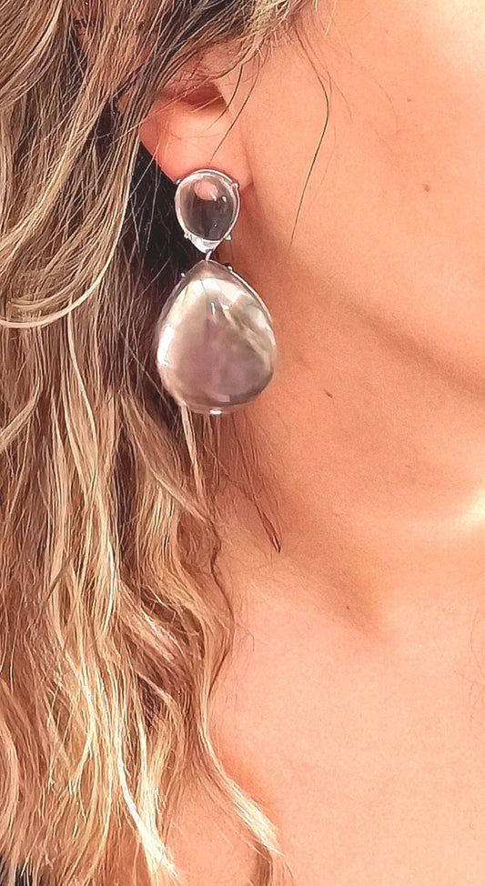Boucles d’oreilles pendantes en forme de goutte en acier inoxydable argenté. Élégantes, résistantes à l’eau et hypoallergéniques, parfaites pour un look chic.