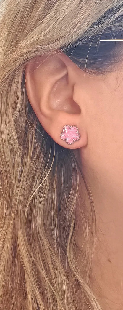 Délicates et pleines de charme, ces boucles d’oreilles en forme de fleur rose apportent une touche de tendresse et d’éclat à votre style. Leur finition texturée et leur teinte rosée douce en font un bijou féminin et raffiné, idéal pour illuminer le visage en toute simplicité.