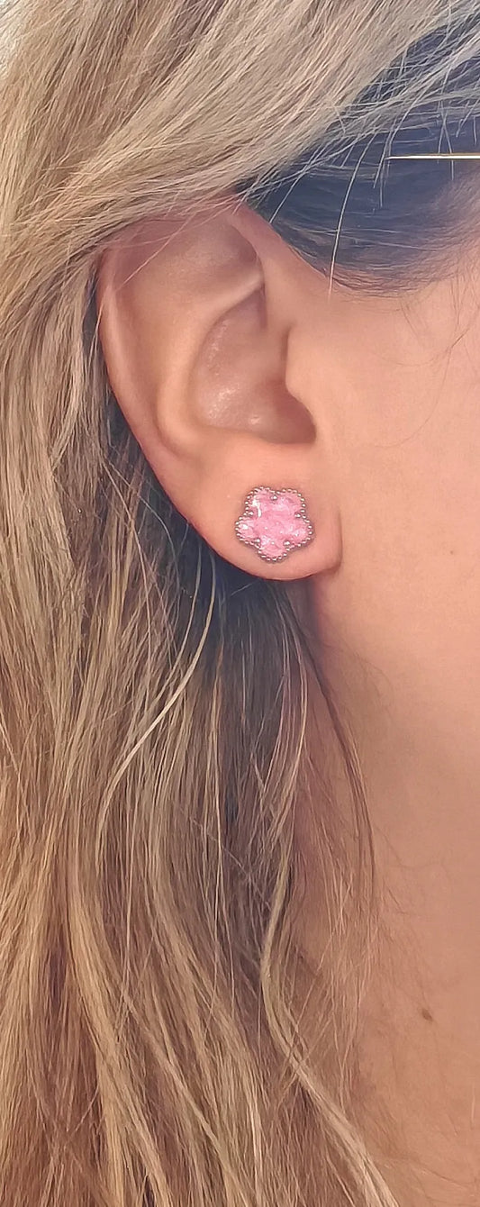 Délicates et pleines de charme, ces boucles d’oreilles en forme de fleur rose apportent une touche de tendresse et d’éclat à votre style. Leur finition texturée et leur teinte rosée douce en font un bijou féminin et raffiné, idéal pour illuminer le visage en toute simplicité.
