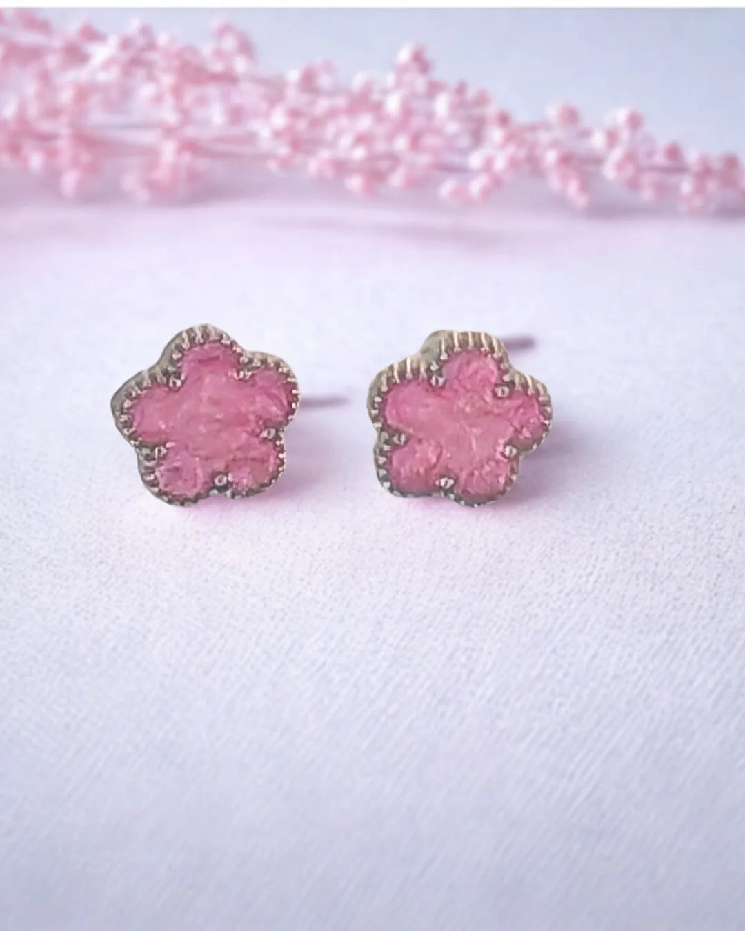 Délicates et pleines de charme, ces boucles d’oreilles en forme de fleur rose apportent une touche de tendresse et d’éclat à votre style. Leur finition texturée et leur teinte rosée douce en font un bijou féminin et raffiné, idéal pour illuminer le visage en toute simplicité.
