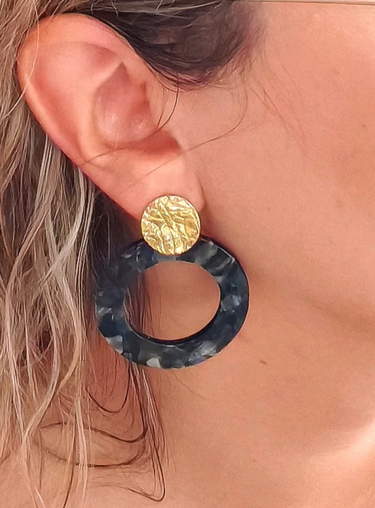 Boucles d’oreilles originales en acier inoxydable doré et anneau noir effet marbré. Tendance, légères et résistantes, idéales pour un look moderne.
