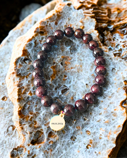 Bracelet en grenat naturel avec médaille à graver – bijou énergétique fait main pour confiance en soi et joie.
