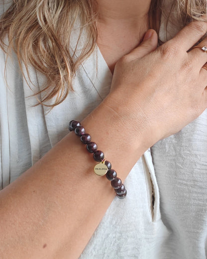 Bracelet en grenat naturel avec médaille à graver – bijou énergétique fait main pour confiance en soi et joie.