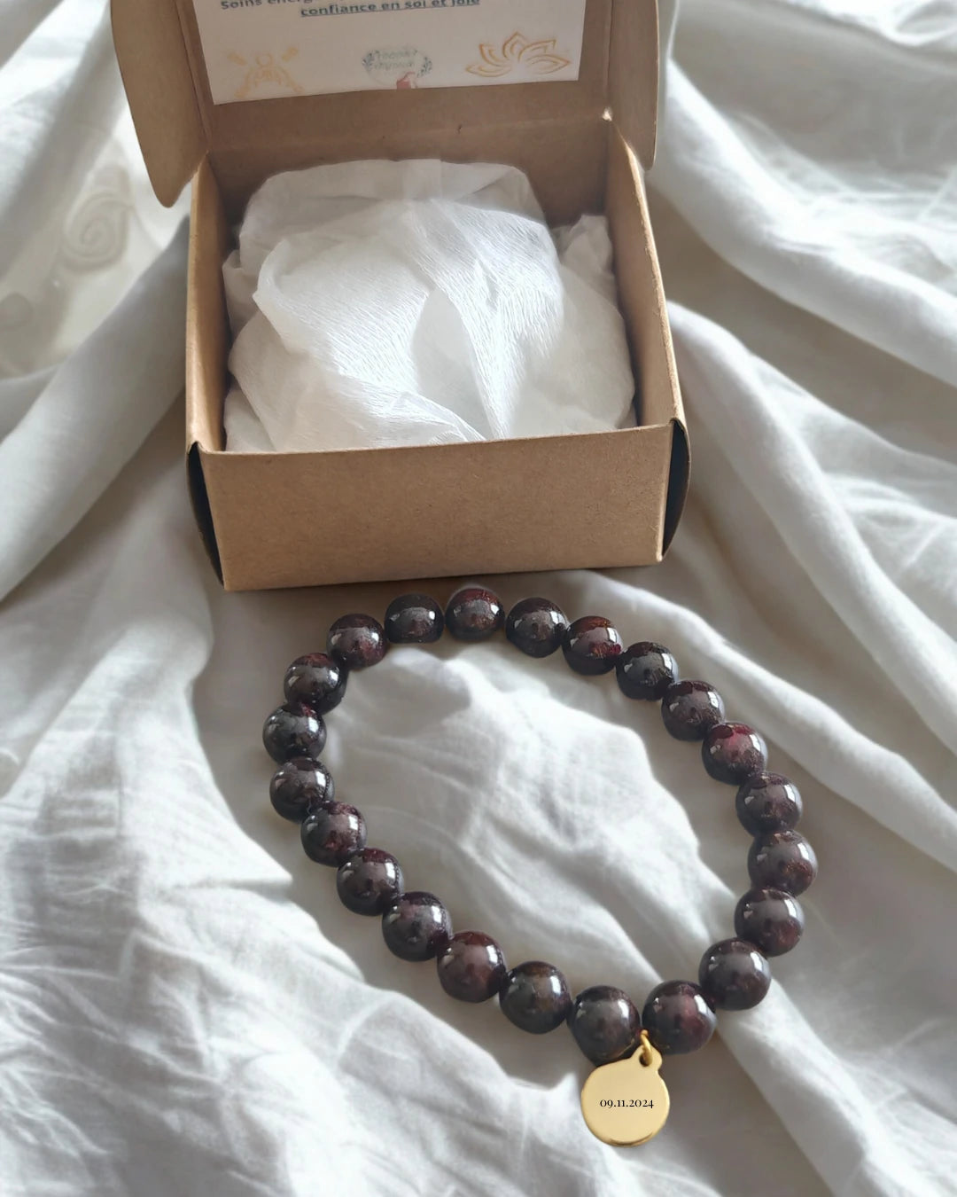 Bracelet en grenat naturel avec médaille à graver – bijou énergétique fait main pour confiance en soi et joie.