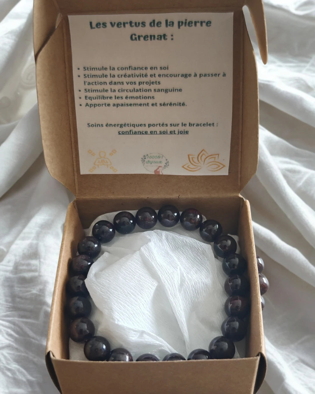 Bracelet en grenat naturel avec médaille à graver – bijou énergétique fait main pour confiance en soi et joie.