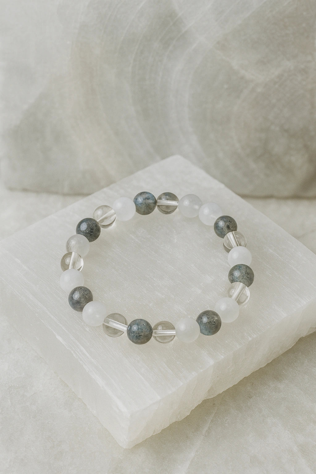 Bracelet énergie spirituelle en pierres naturelles : Pierre de Lune, Labradorite, Cristal de Roche. Développe l’intuition, protège et apporte clarté.